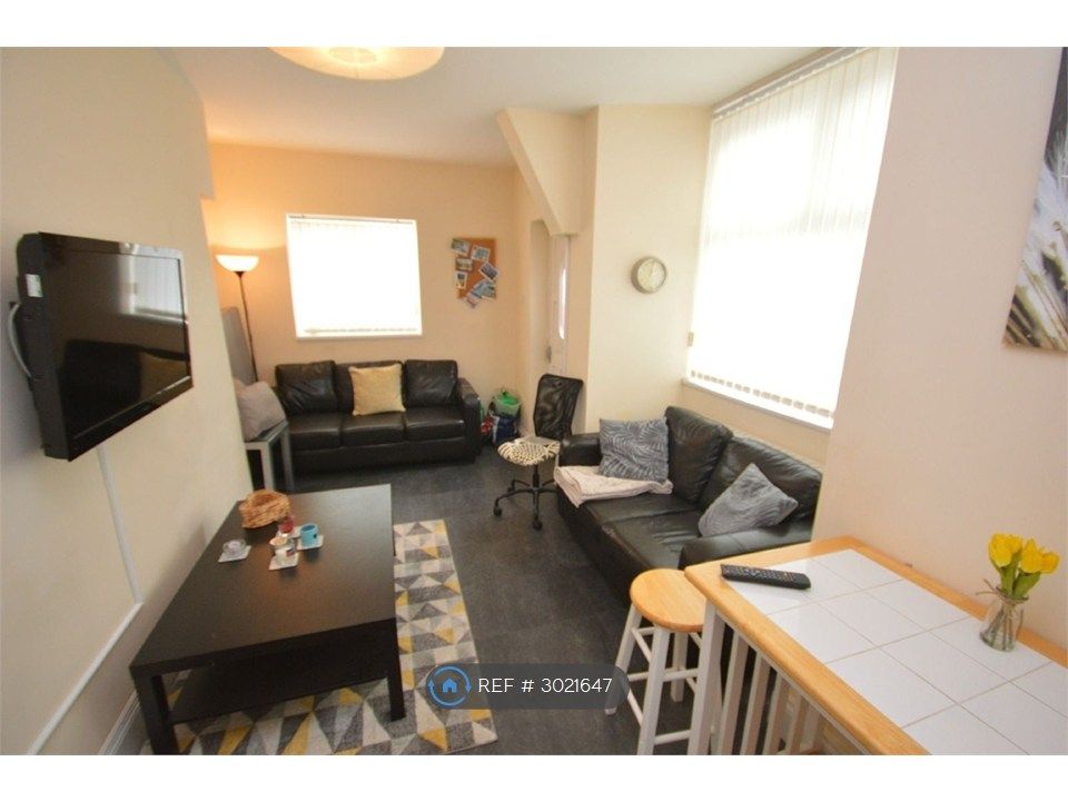 Property photo 2 of 31 Ensuite Room - House Lounge