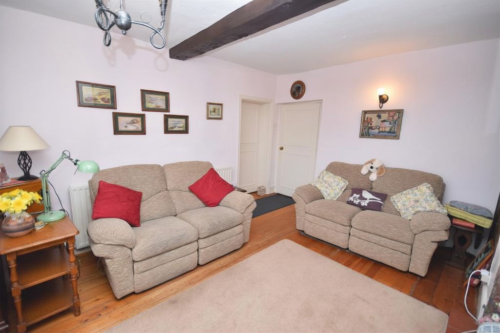 Property photo 3 of 20 Lounge