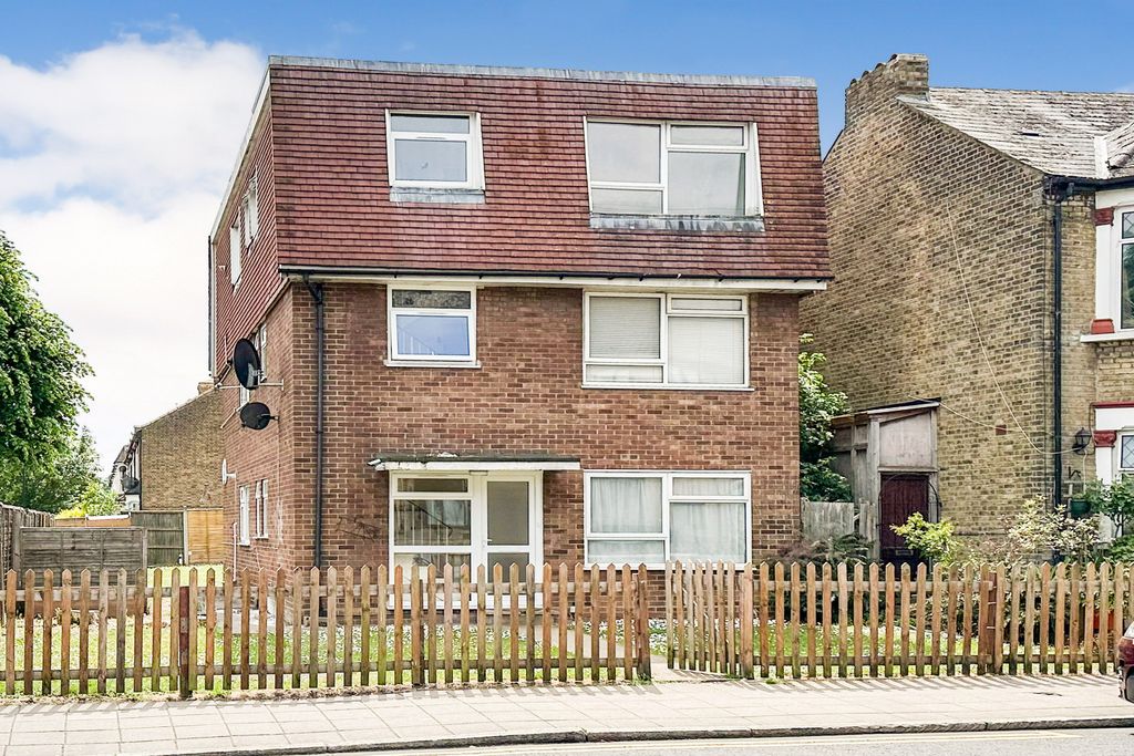 Property photo 1 of 12 Flat 1, 131 Ordnance Road, Enfield, Middlesex, En3 6Af