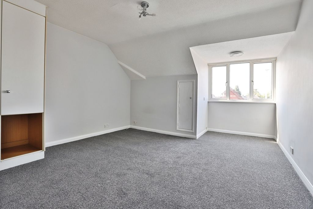Property photo 3 of 12 Lounge/Bedroom