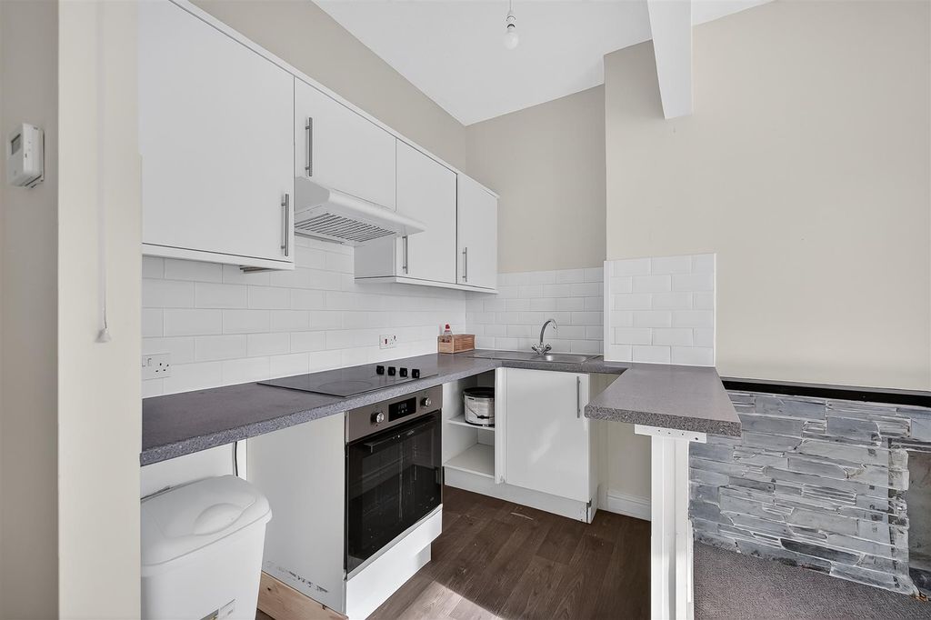 Property photo 3 of 11 Kitchen