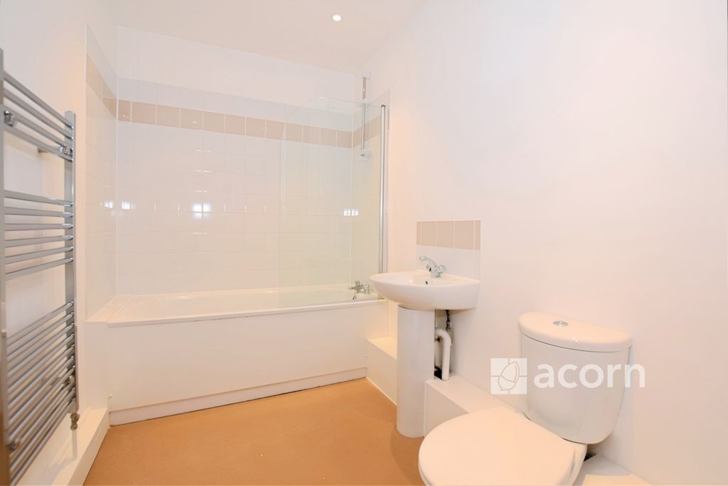 Property photo 3 of 10 Bathroom