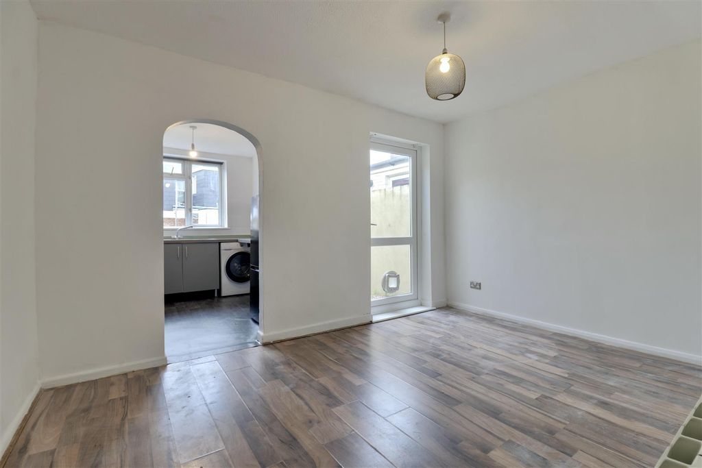 Property photo 3 of 10 52Bd69Ed-8Bab-468C-B95E-108F5E4CC369_1_201_A.Jpeg