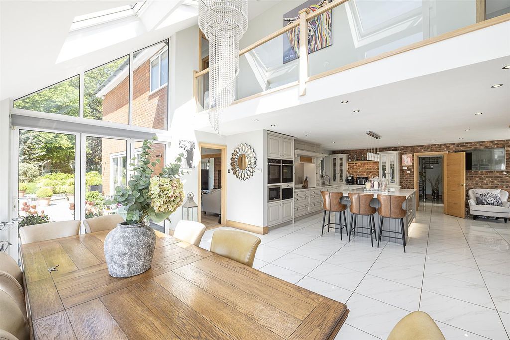 Additional image 5 of 5 bed detached house for saleTea Green, Hertfordshire LU2