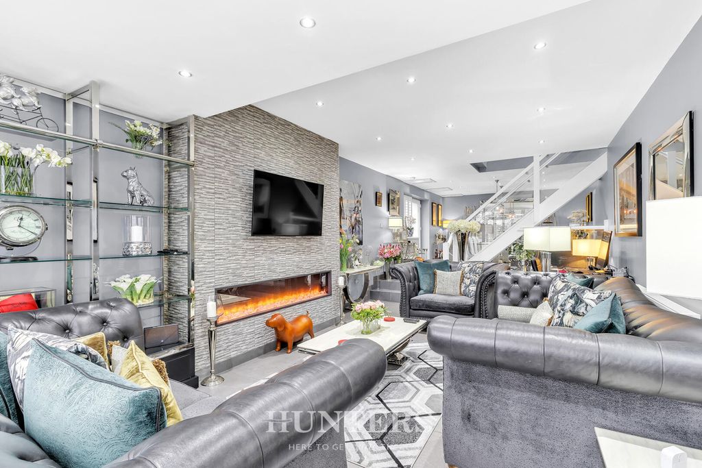 Property photo 3 of 33 Living Room