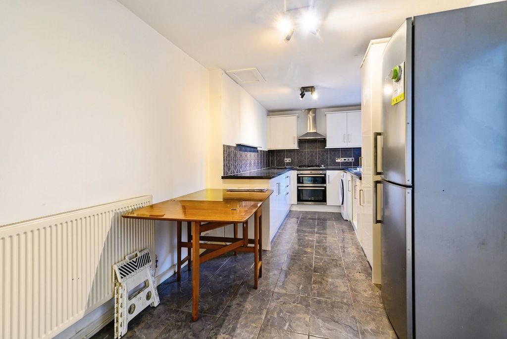 Property photo 3 of 18 Kitchen