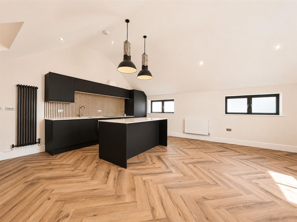 Property photo 2 of 9 Kitchen/Lounge
