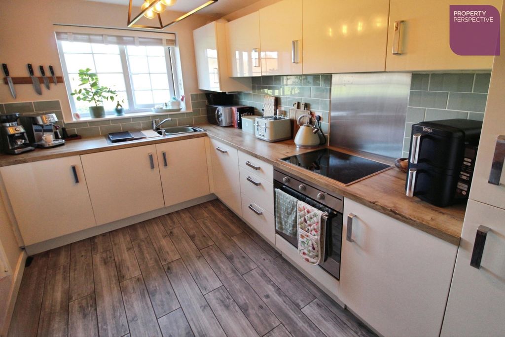 Property photo 3 of 9 Breakfast Kitchen