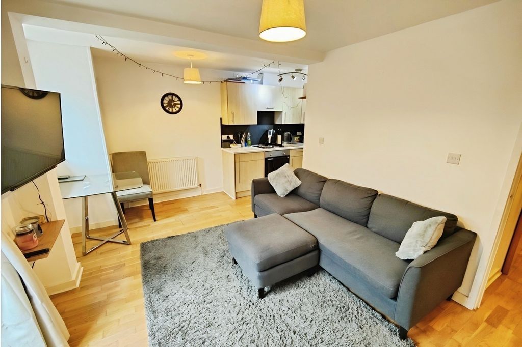 Property photo 3 of 12 Pbox-Img.Png