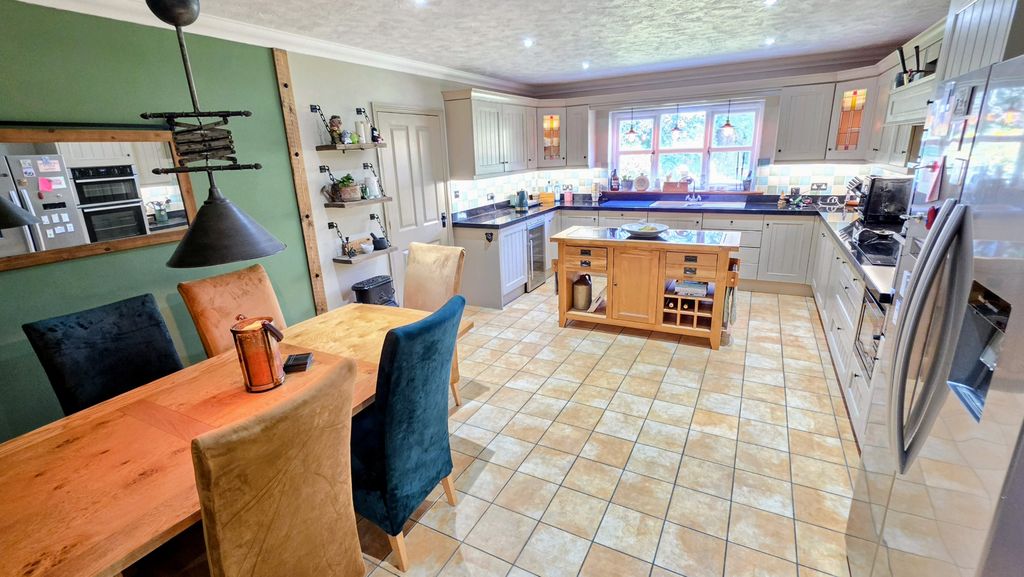 Property photo 2 of 27