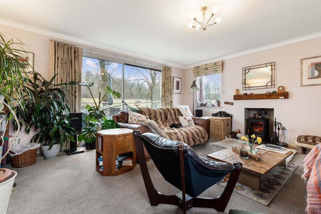 Property photo 2 of 33 Lounge