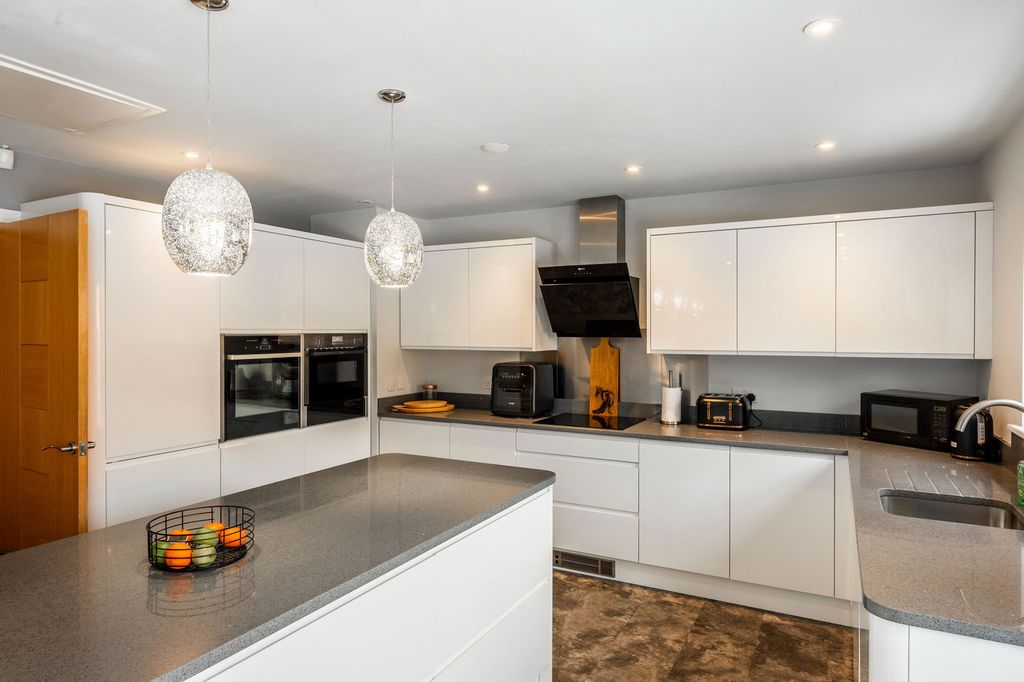 Property photo 3 of 40