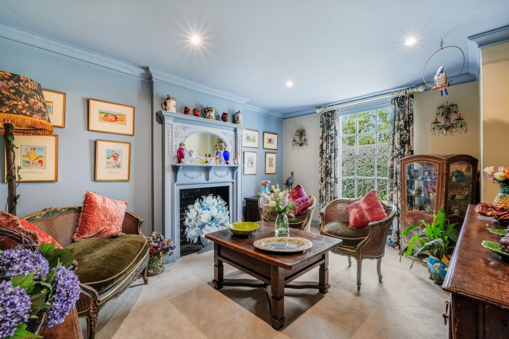 Property photo 2 of 18 Sitting Room