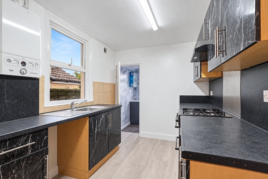 Property photo 3 of 10 Kitchen