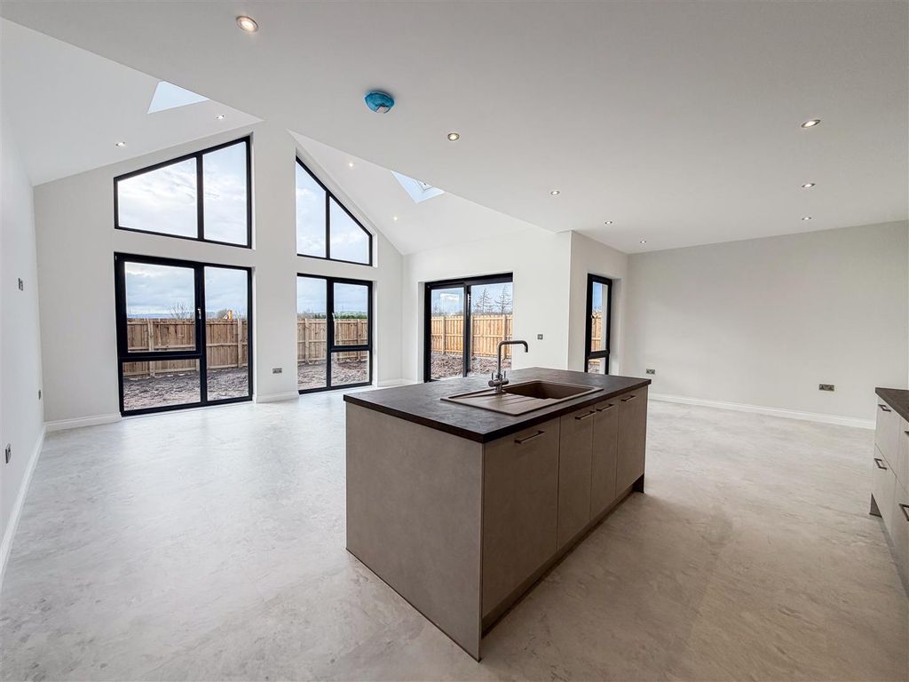 Property photo 2 of 30 Lounge/Kitchen/Dining