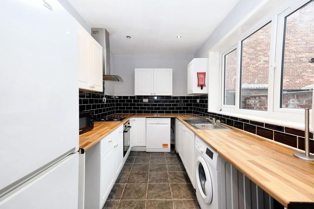 Property photo 2 of 5 Kitchen