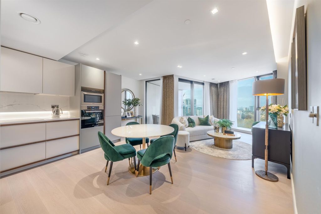 Property photo 1 of 31 Bright Living Room With Floor-To-Ceiling Windows A