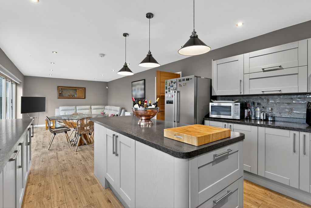 Property photo 3 of 20 Kitchen/Dining Room