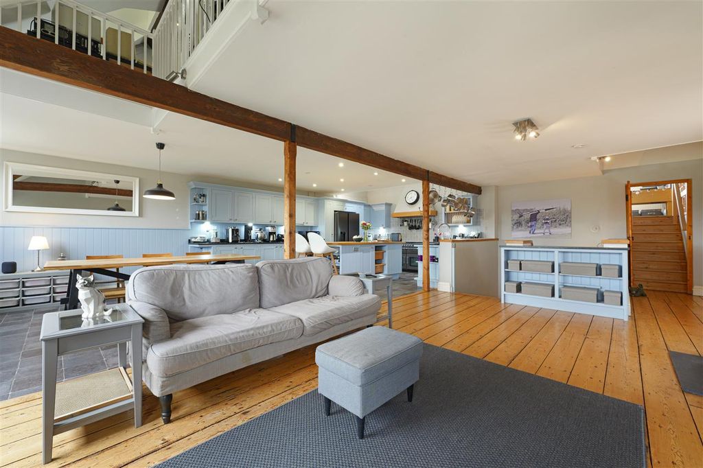 Property photo 3 of 33