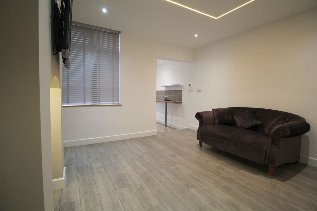 Property photo 2 of 11 Lounge