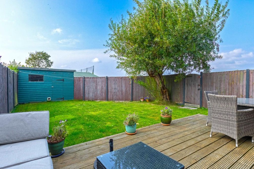 Property photo 2 of 26 2 Sussex Close_21.Jpg
