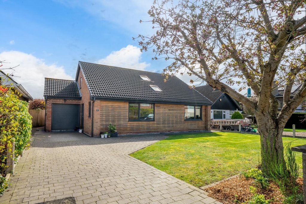 Property photo 1 of 25 Exterior (Front)