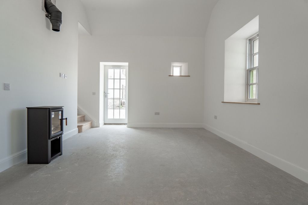 Property photo 2 of 25