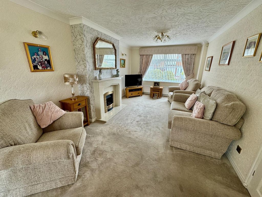 Property photo 3 of 16 Lounge