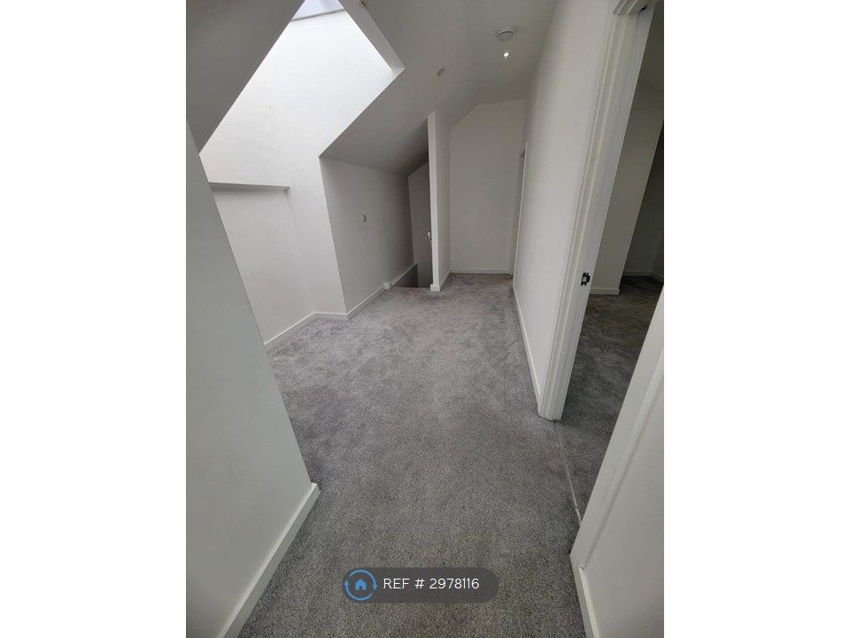 Property photo 3 of 8 Landing