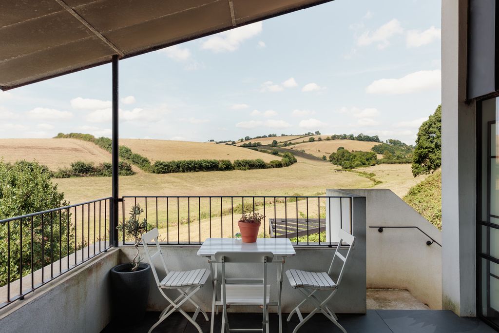 Property photo 1 of 30 309047 - 15_Lyndale_Clare Rodbourne.Jpg