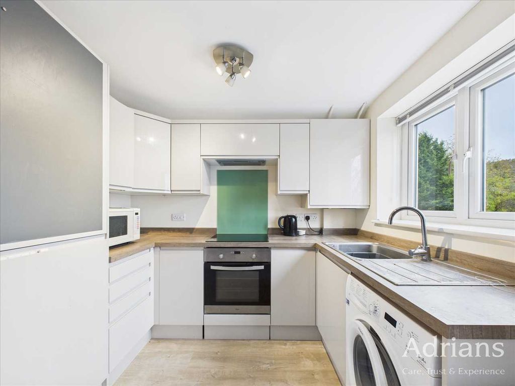 Property photo 2 of 9 Kitchen