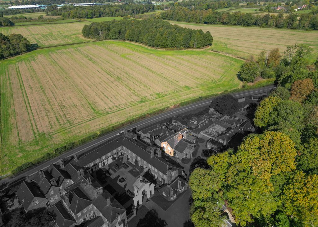 Property photo 2 of 33