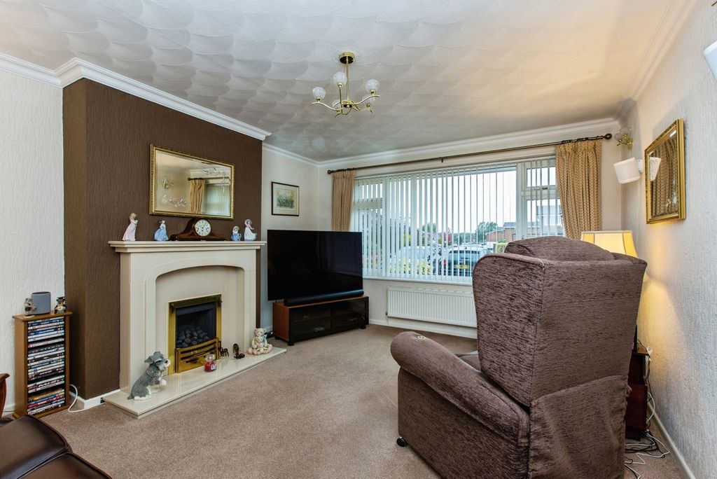 Property photo 2 of 18 Lounge