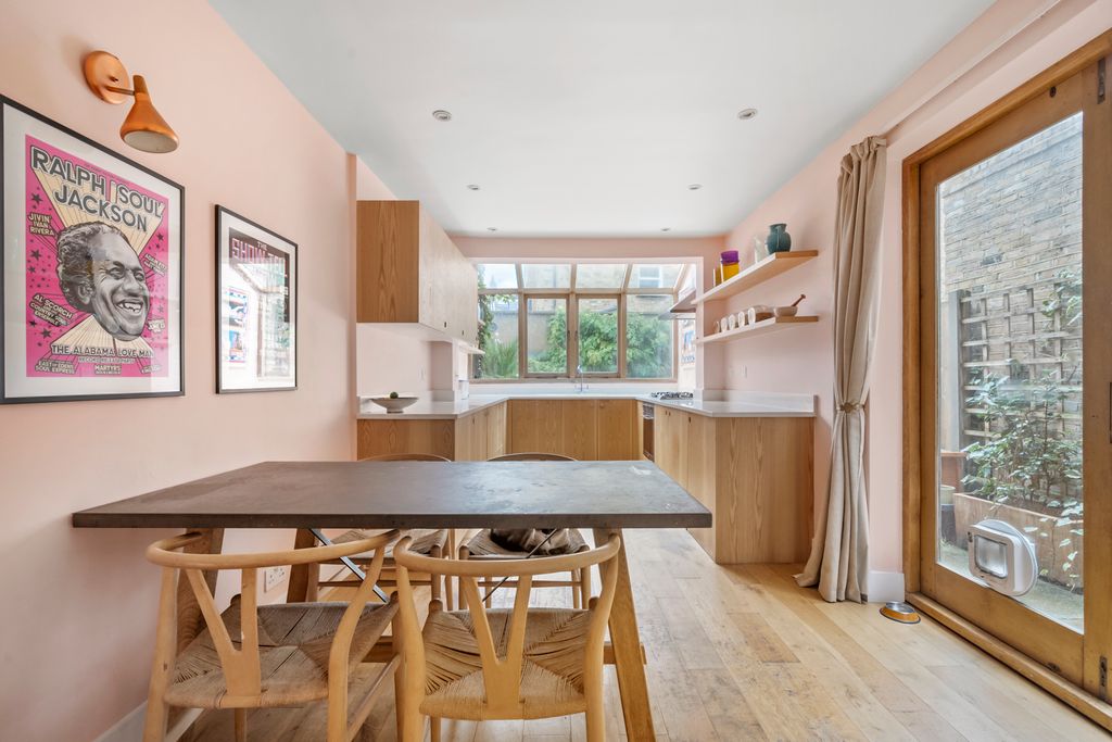 Property photo 3 of 32