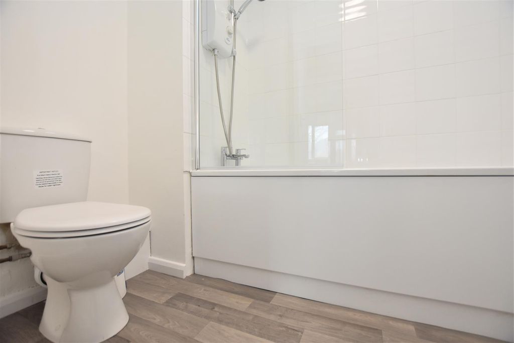 Property photo 3 of 8 Bathroom