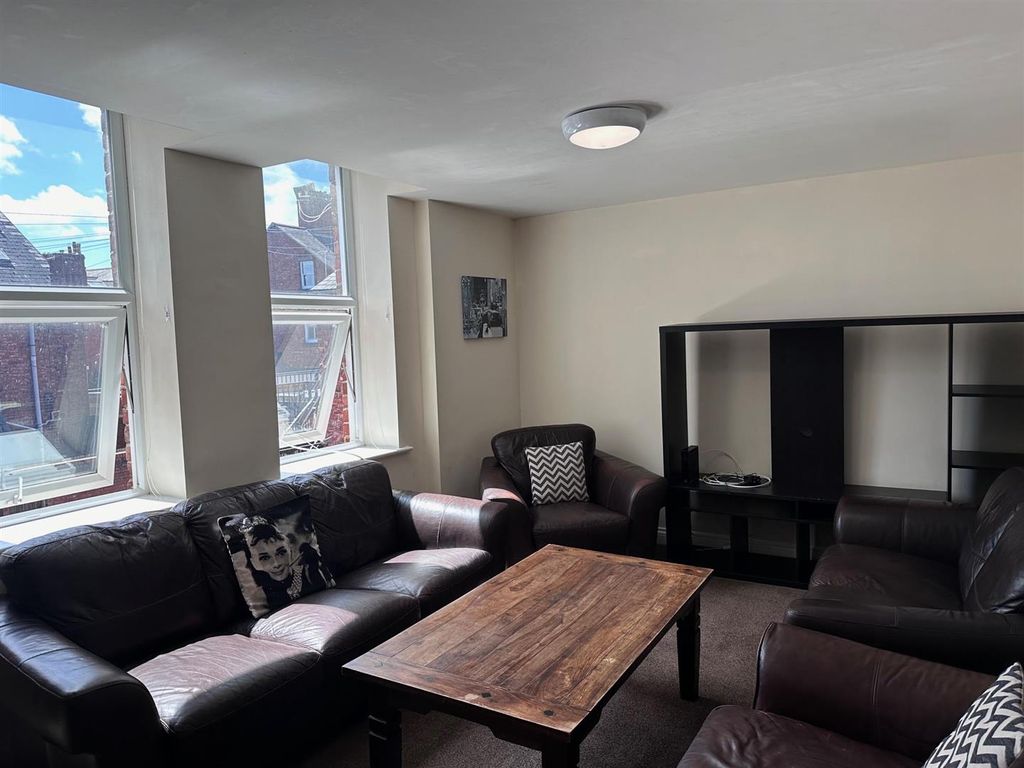 Property photo 3 of 11 Lounge.Jpg