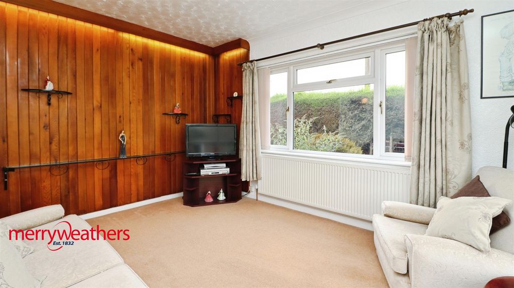 Property photo 3 of 15 Lounge