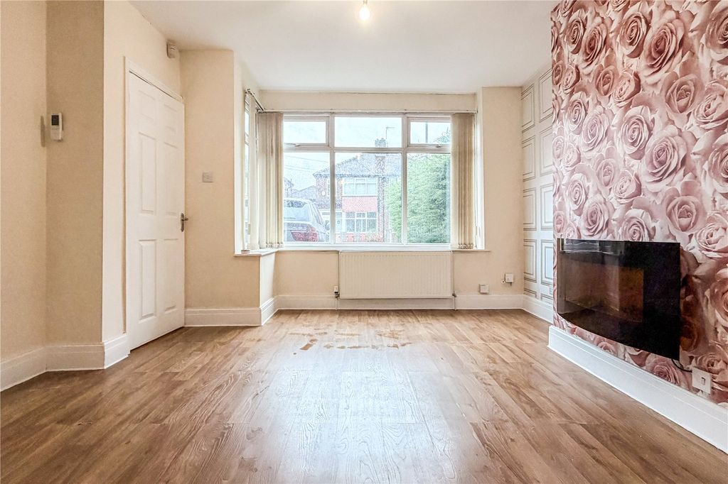 Property photo 3 of 16 Lounge