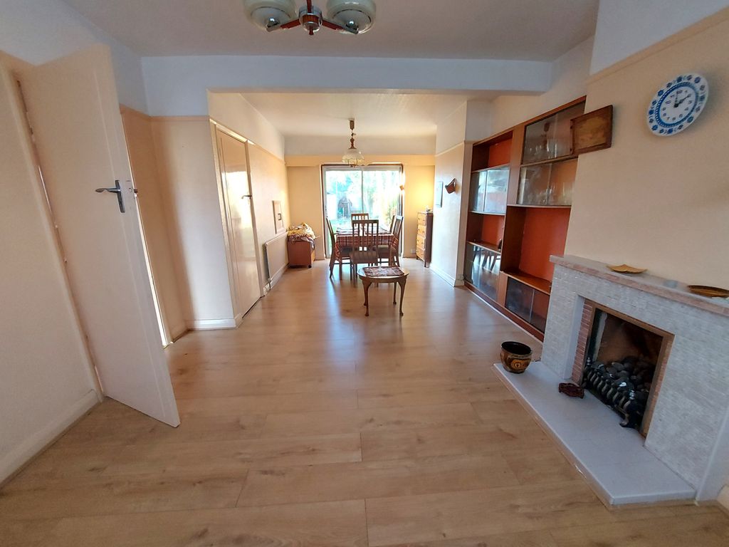 Property photo 1 of 8 Three Bed Part Furnished Terraced