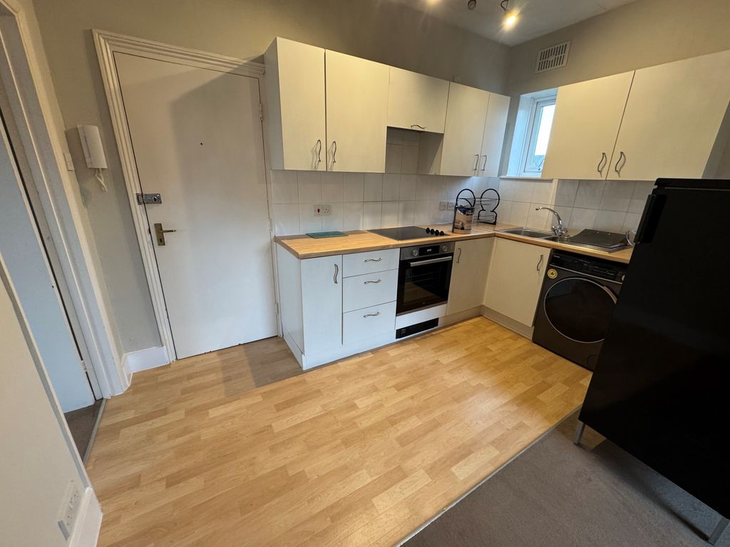 Property photo 2 of 8 4_94 Manor Road - Kitchen