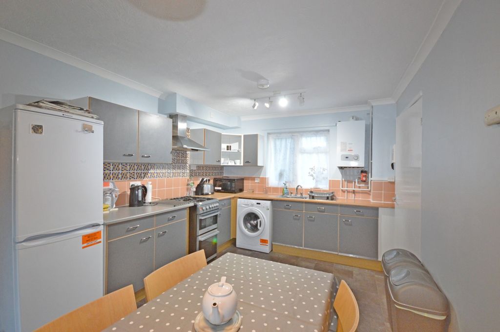 Property photo 2 of 10 Kitchen