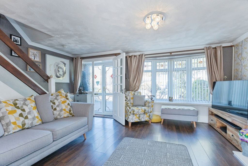 Property photo 3 of 17 Living Room