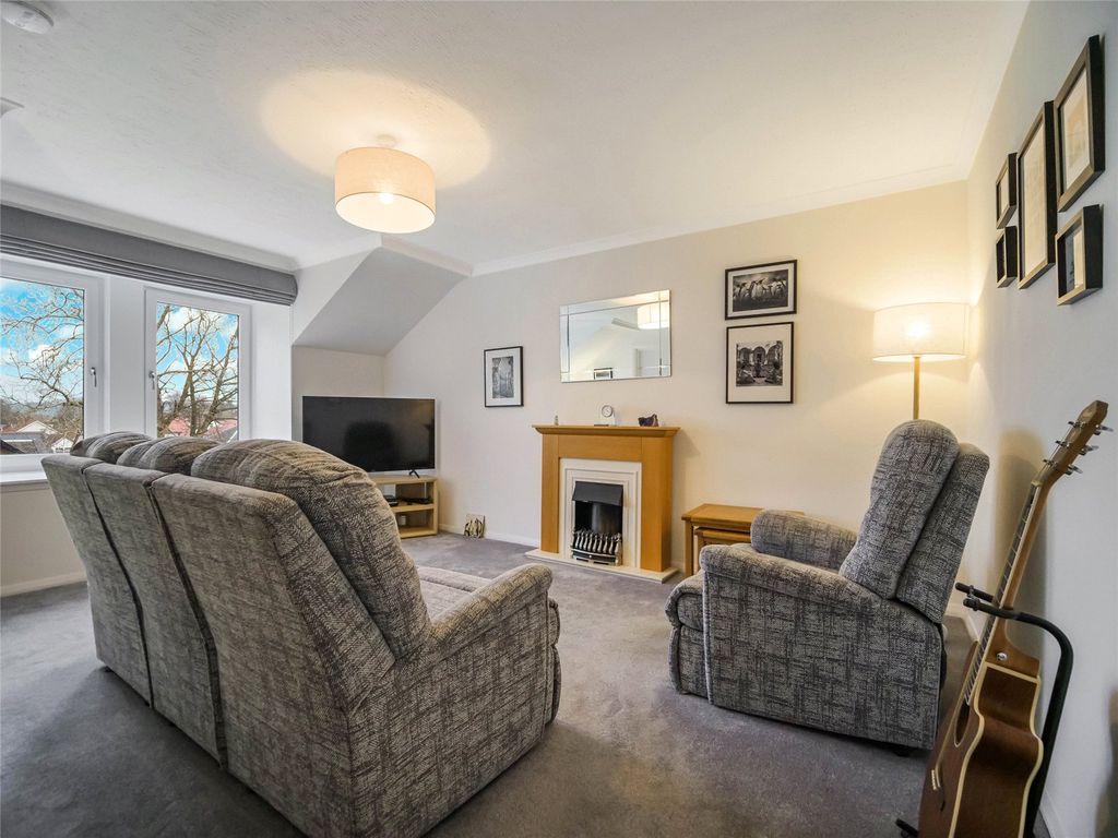 Property photo 2 of 17 Lounge