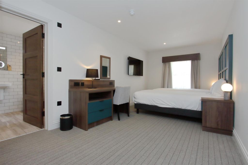 Property photo 3 of 12 White Hart Old Spitfire Ph3.Jpg
