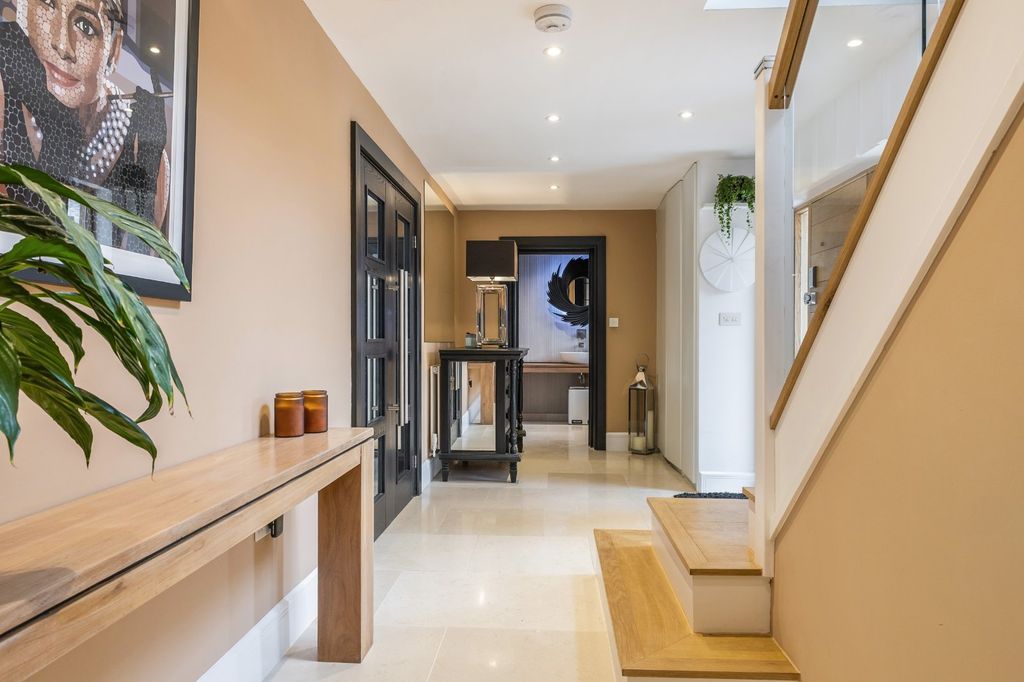 Property photo 2 of 29 Entrance Hall