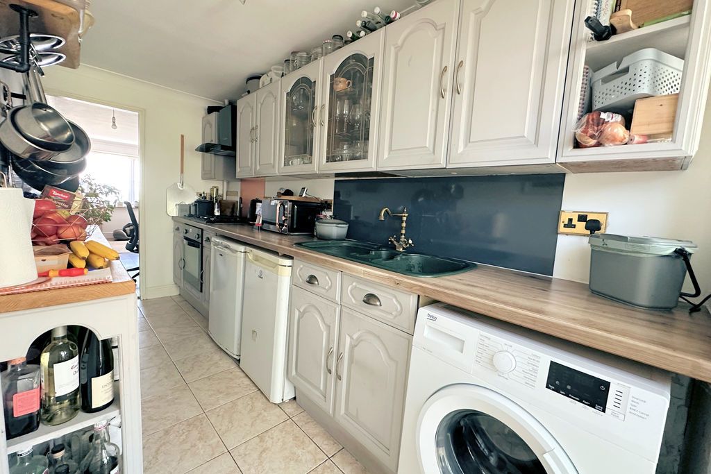 Property photo 3 of 16 Kitchen