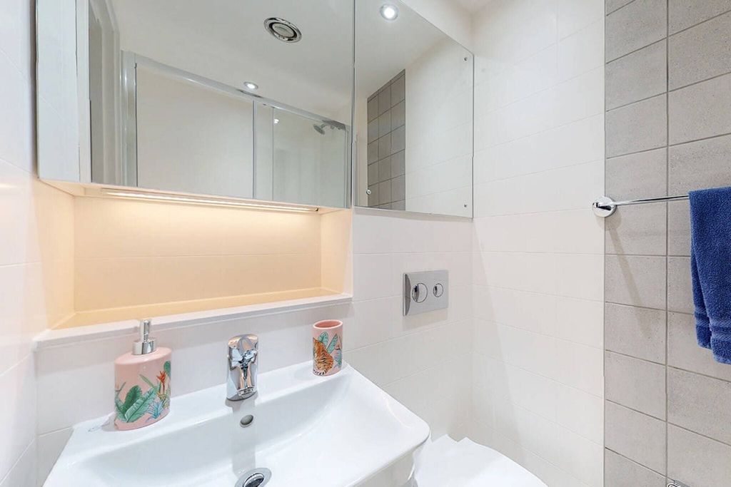 Property photo 2 of 17 Bathroom