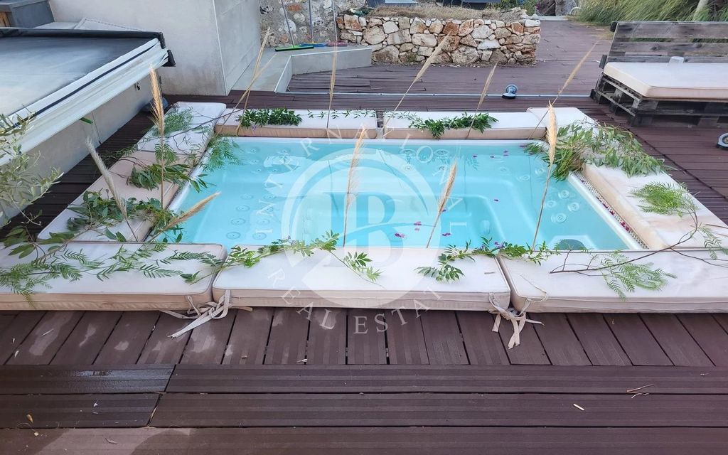 Property photo 2 of 39