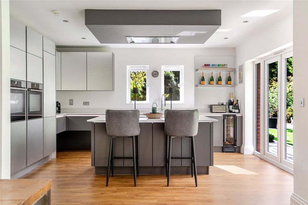 Property photo 3 of 18 Kitchen