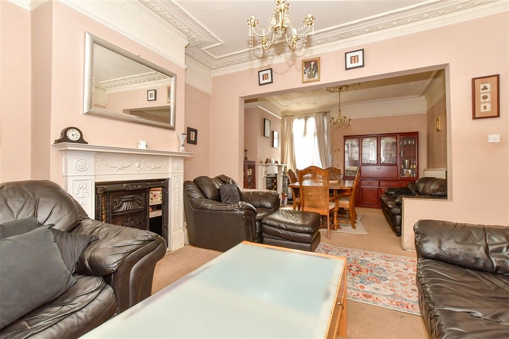 Property photo 3 of 11 Lounge